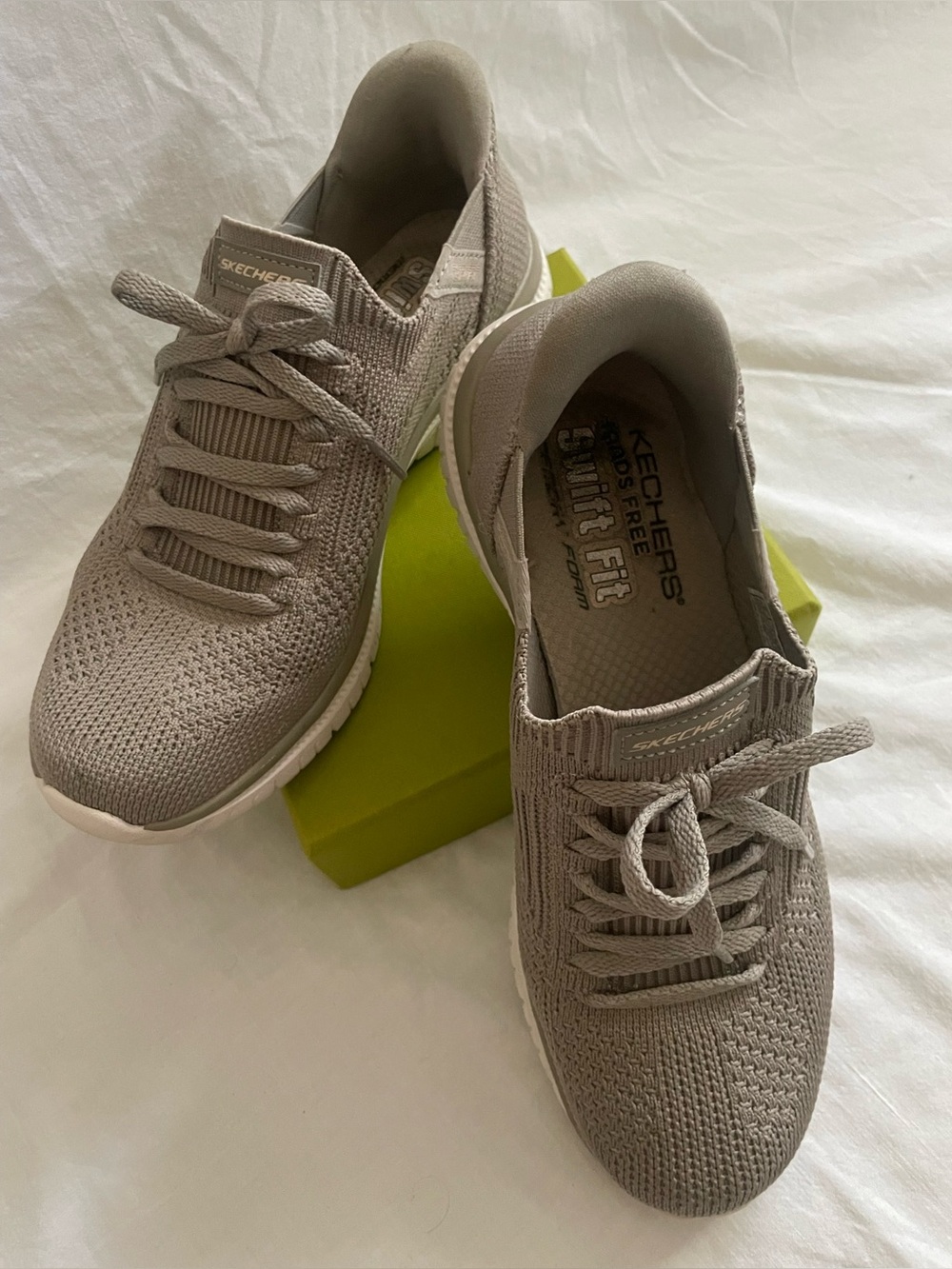 EUC Women’s Skechers Hands Free Swift Fit shoes